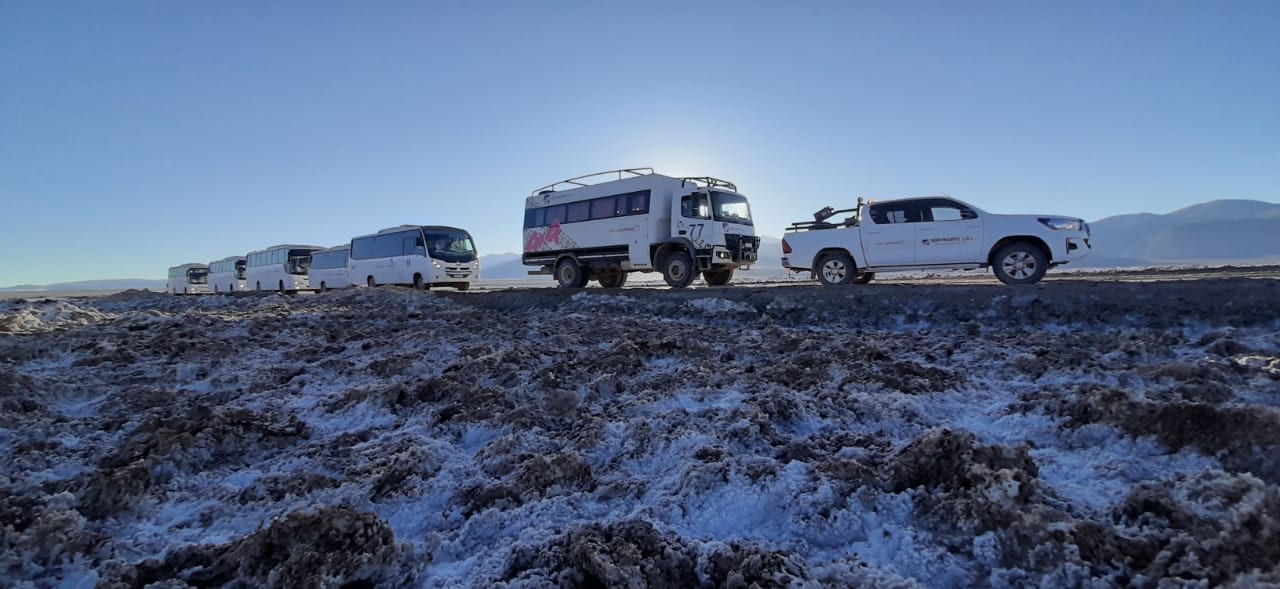 Convoy de unidades Servinorte cruzando un salar en la Puna