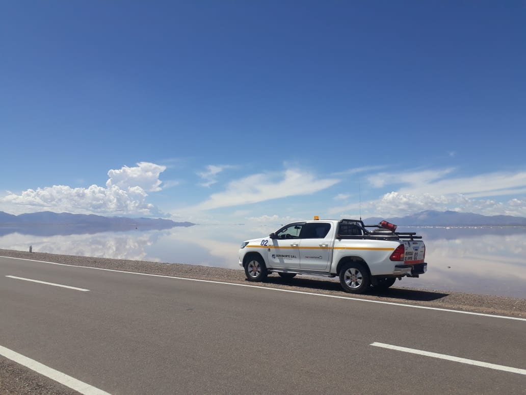 Camioneta Servinorte en ruta junto a un salar